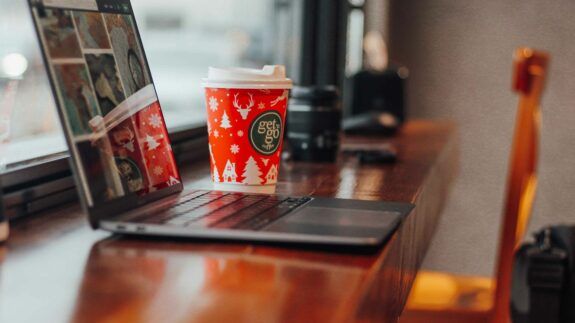 10 Tips on Holiday Ecommerce Emails that Ring in the Sales-featured